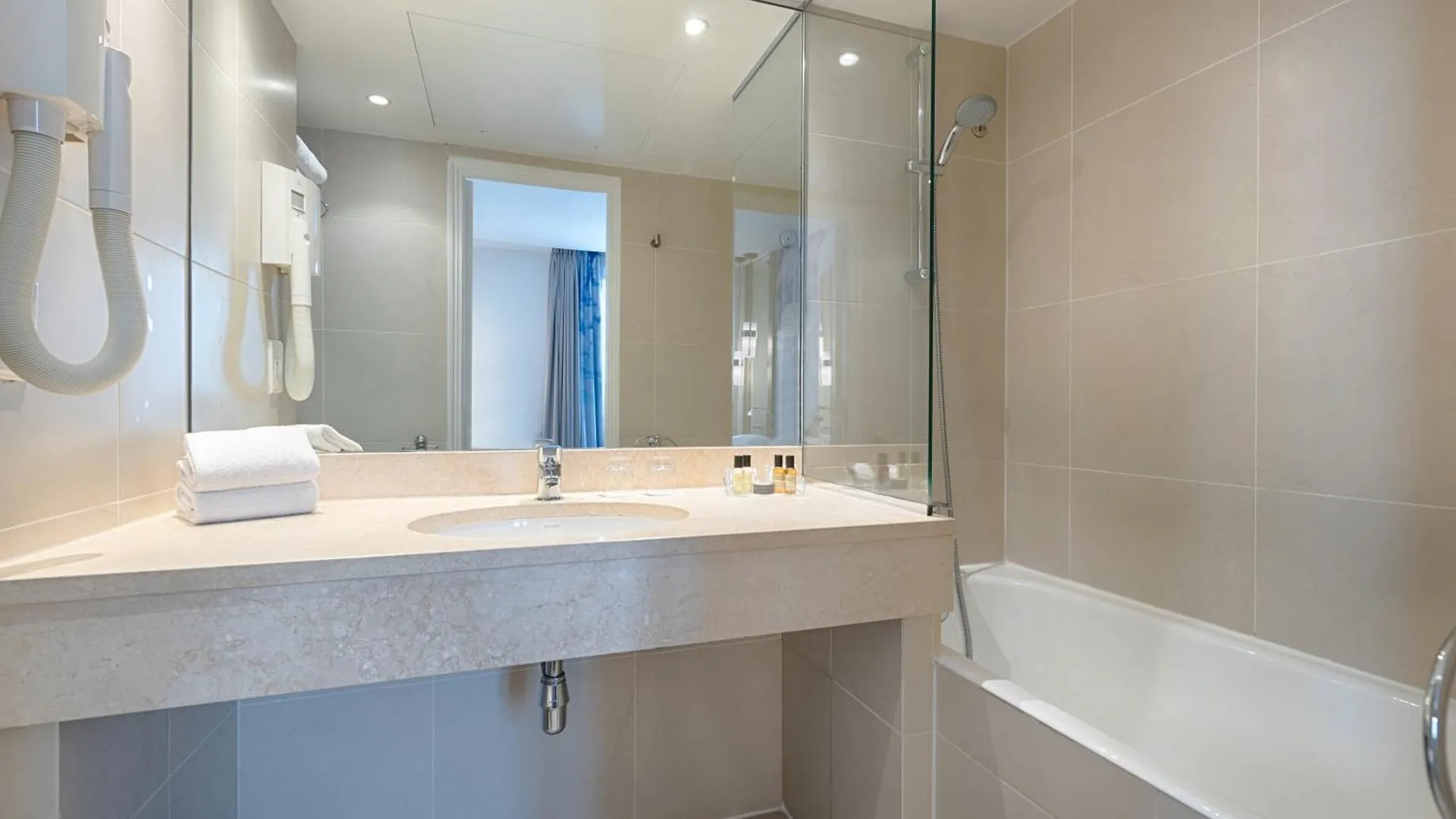 פריז Hotel A La Villa Des Artistes